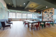 Un espace convivial et lumineux, idéal pour vos pauses déjeuners, repas d’équipe ou moments de partage en toute simplicité. | © Le Karé